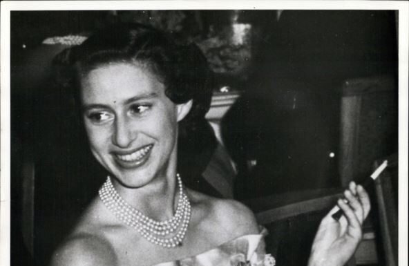 Mlađa sestra Kraljice Elizabete bila je bahati snob koji se rođenoj baki rugao jer je nižeg staleža: Ređala skandal do skandala – alkohol joj došao glave Mlađa sestra Kraljice Elizabete bila je bahati snob koji se rođenoj baki rugao jer je nižeg staleža: Ređala skandal do skandala - alkohol joj došao glave