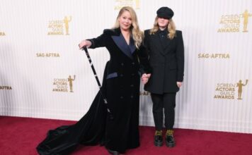 “Možda sutra neće doživeti”: Kristina Eplgejt u veoma lošem stanju, njeni prijatelji samo plaču pored kreveta u bolnici, život joj postao pakao "Možda sutra neće doživeti": Kristina Eplgejt u veoma lošem stanju, njeni prijatelji samo plaču pored kreveta u bolnici, život joj postao pakao