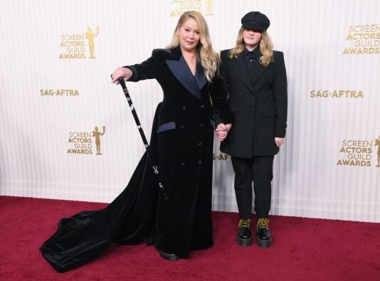 “Možda sutra neće doživeti”: Kristina Eplgejt u veoma lošem stanju, njeni prijatelji samo plaču pored kreveta u bolnici, život joj postao pakao "Možda sutra neće doživeti": Kristina Eplgejt u veoma lošem stanju, njeni prijatelji samo plaču pored kreveta u bolnici, život joj postao pakao