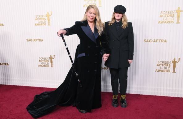 “Možda sutra neće doživeti”: Kristina Eplgejt u veoma lošem stanju, njeni prijatelji samo plaču pored kreveta u bolnici, život joj postao pakao "Možda sutra neće doživeti": Kristina Eplgejt u veoma lošem stanju, njeni prijatelji samo plaču pored kreveta u bolnici, život joj postao pakao