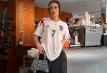 Može li se fudbalski dres nositi sa stilom? Da, i želimo da kopiramo ovih 10 izgleda Može li se fudbalski dres nositi sa stilom? Da, i želimo da kopiramo ovih 10 izgleda