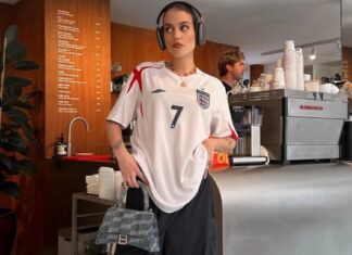 Može li se fudbalski dres nositi sa stilom? Da, i želimo da kopiramo ovih 10 izgleda Može li se fudbalski dres nositi sa stilom? Da, i želimo da kopiramo ovih 10 izgleda