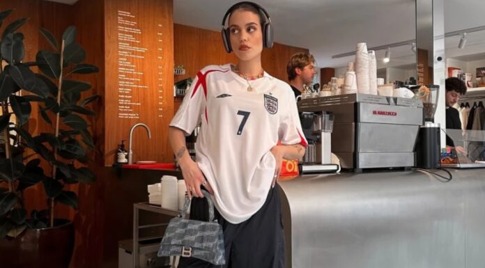 Može li se fudbalski dres nositi sa stilom? Da, i želimo da kopiramo ovih 10 izgleda Može li se fudbalski dres nositi sa stilom? Da, i želimo da kopiramo ovih 10 izgleda