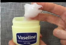 NAMAZALA JE UHO VAZELINOM I SAČEKALA PAR MINUTA Kad vidite rezultat, iste minute ćete uraditi isto NAMAZALA JE UHO VAZELINOM I SAČEKALA PAR MINUTA Kad vidite rezultat, iste minute ćete uraditi isto