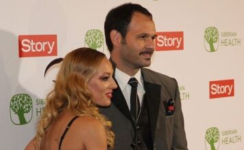 Naš glumac smuvao 18 godina mlađu i tri meseca bili u tajnoj vezi: Supruga saznala preko medija, nije slutio da će na taj način da mu vrati Naš glumac smuvao 18 godina mlađu i tri meseca bili u tajnoj vezi: Supruga saznala preko medija, nije slutio da će na taj način da mu vrati