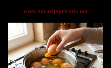 Ne stavljajte sirće u vodu za jaja: Uz 1 kašiku ovoga ljuska neće pući, a boja će biti duplo jača Ne stavljajte sirće u vodu za jaja: Uz 1 kašiku ovoga ljuska neće pući, a boja će biti duplo jača