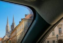 Neki vozači tek sad otkrili čemu služe crne tačkice na vjetrobranskom staklu Neki vozači tek sad otkrili čemu služe crne tačkice na vjetrobranskom staklu