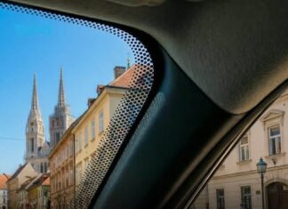 Neki vozači tek sad otkrili čemu služe crne tačkice na vjetrobranskom staklu Neki vozači tek sad otkrili čemu služe crne tačkice na vjetrobranskom staklu