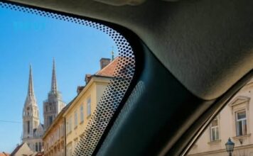Neki vozači tek sad otkrili čemu služe crne tačkice na vjetrobranskom staklu Neki vozači tek sad otkrili čemu služe crne tačkice na vjetrobranskom staklu