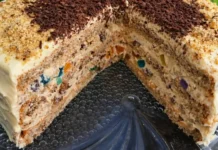 Neobična TORTA ruska salata – starinski recept koji uvek iznenadi goste Neobična TORTA ruska salata – starinski recept koji uvek iznenadi goste