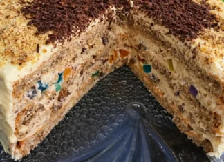Neobična TORTA ruska salata – starinski recept koji uvek iznenadi goste Neobična TORTA ruska salata – starinski recept koji uvek iznenadi goste