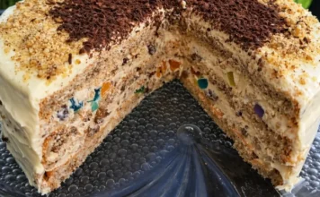 Neobična TORTA ruska salata – starinski recept koji uvek iznenadi goste Neobična TORTA ruska salata – starinski recept koji uvek iznenadi goste