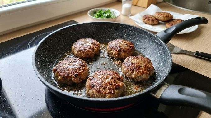 Ni jaja, ni prezle: U smjesu za faširane šnicle uvijek dodajte 1 namirnicu i meso će biti sočno Ni jaja, ni prezle: U smjesu za faširane šnicle uvijek dodajte 1 namirnicu i meso će biti sočno
