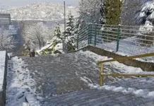 Nije so: Led sa stepeništa nestaje za nekoliko sekundi uz jeftin sastojak koji svi imaju u kući Nije so: Led sa stepeništa nestaje za nekoliko sekundi uz jeftin sastojak koji svi imaju u kući