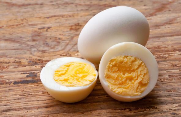 Nikola je pojeo 300 jaja za 10 dana: Za doručak je jeo 20 komada, a evo šta mu se desilo sa krvom slikom posle tog prejedanja Nikola je pojeo 300 jaja za 10 dana: Za doručak je jeo 20 komada, a evo šta mu se desilo sa krvom slikom posle tog prejedanja