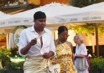 Oblači se kao žena, majčin nakit prokockao, preti da će očevu urnu baciti u smeće?! Evo kako živi sin Medžik Džonsona Oblači se kao žena, majčin nakit prokockao, preti da će očevu urnu baciti u smeće?! Evo kako živi sin Medžik Džonsona