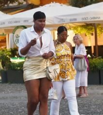 Oblači se kao žena, majčin nakit prokockao, preti da će očevu urnu baciti u smeće?! Evo kako živi sin Medžik Džonsona Oblači se kao žena, majčin nakit prokockao, preti da će očevu urnu baciti u smeće?! Evo kako živi sin Medžik Džonsona