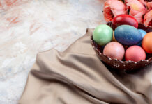 Ofarbajte jaja svilenom maramom Ofarbajte jaja svilenom maramom