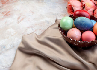 Ofarbajte jaja svilenom maramom Ofarbajte jaja svilenom maramom