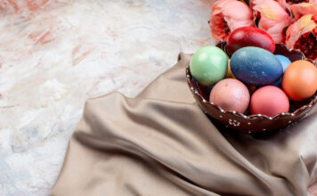 Ofarbajte jaja svilenom maramom Ofarbajte jaja svilenom maramom