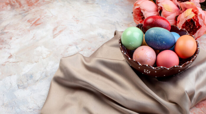 Ofarbajte jaja svilenom maramom Ofarbajte jaja svilenom maramom