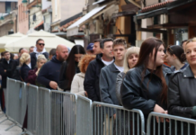 Ogromni redovi pred Magazom, svi žele ulaznicu za spektakl Dine Merlina na Koševu Ogromni redovi pred Magazom, svi žele ulaznicu za spektakl Dine Merlina na Koševu