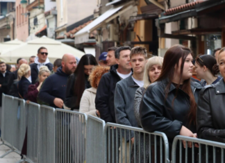 Ogromni redovi pred Magazom, svi žele ulaznicu za spektakl Dine Merlina na Koševu Ogromni redovi pred Magazom, svi žele ulaznicu za spektakl Dine Merlina na Koševu