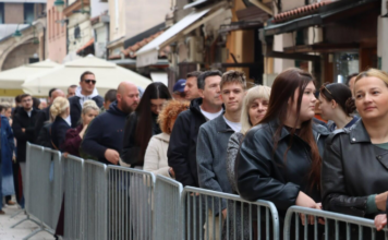 Ogromni redovi pred Magazom, svi žele ulaznicu za spektakl Dine Merlina na Koševu Ogromni redovi pred Magazom, svi žele ulaznicu za spektakl Dine Merlina na Koševu