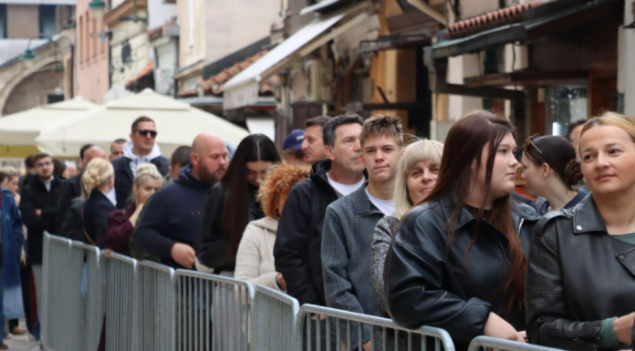 Ogromni redovi pred Magazom, svi žele ulaznicu za spektakl Dine Merlina na Koševu Ogromni redovi pred Magazom, svi žele ulaznicu za spektakl Dine Merlina na Koševu
