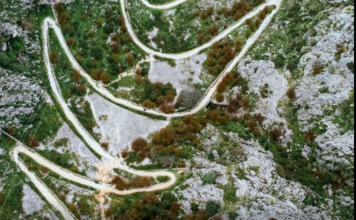 Ovu cestu proglasili su najljepšom na Balkanu! Vijuga kroz 25 oštrih zavoja iznad mora, a nastala je prije više od 140 godina Ovu cestu proglasili su najljepšom na Balkanu! Vijuga kroz 25 oštrih zavoja iznad mora, a nastala je prije više od 140 godina