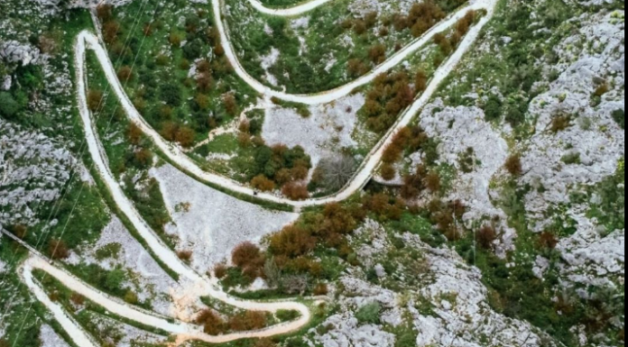 Ovu cestu proglasili su najljepšom na Balkanu! Vijuga kroz 25 oštrih zavoja iznad mora, a nastala je prije više od 140 godina Ovu cestu proglasili su najljepšom na Balkanu! Vijuga kroz 25 oštrih zavoja iznad mora, a nastala je prije više od 140 godina