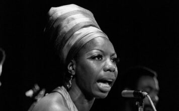 Poslednja ljubav joj je zabranjena, kao dete je osetila udarac rasizma: Borila se sa bipolarnim poremećajem, a njen je glas obeležio 20. vek Poslednja ljubav joj je zabranjena, kao dete je osetila udarac rasizma: Borila se sa bipolarnim poremećajem, a njen je glas obeležio 20. vek