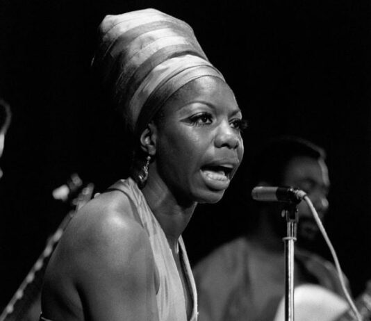 Poslednja ljubav joj je zabranjena, kao dete je osetila udarac rasizma: Borila se sa bipolarnim poremećajem, a njen je glas obeležio 20. vek Poslednja ljubav joj je zabranjena, kao dete je osetila udarac rasizma: Borila se sa bipolarnim poremećajem, a njen je glas obeležio 20. vek