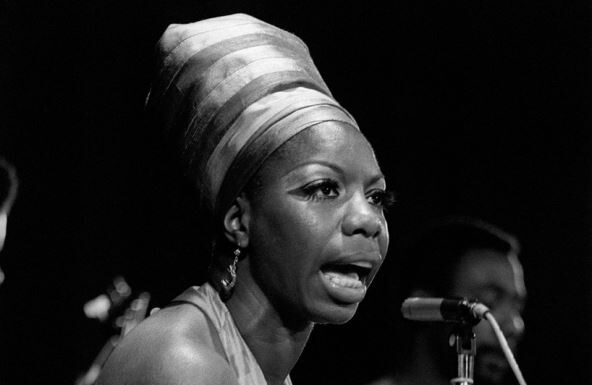 Poslednja ljubav joj je zabranjena, kao dete je osetila udarac rasizma: Borila se sa bipolarnim poremećajem, a njen je glas obeležio 20. vek Poslednja ljubav joj je zabranjena, kao dete je osetila udarac rasizma: Borila se sa bipolarnim poremećajem, a njen je glas obeležio 20. vek