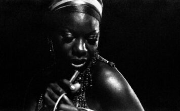 Poslednja ljubav joj je zabranjena, kao dete je osetila udarac rasizma: Borila se sa bipolarnim poremećajem, a njen je glas obeležio 20. vek Poslednja ljubav joj je zabranjena, kao dete je osetila udarac rasizma: Borila se sa bipolarnim poremećajem, a njen je glas obeležio 20. vek