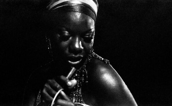 Poslednja ljubav joj je zabranjena, kao dete je osetila udarac rasizma: Borila se sa bipolarnim poremećajem, a njen je glas obeležio 20. vek Poslednja ljubav joj je zabranjena, kao dete je osetila udarac rasizma: Borila se sa bipolarnim poremećajem, a njen je glas obeležio 20. vek