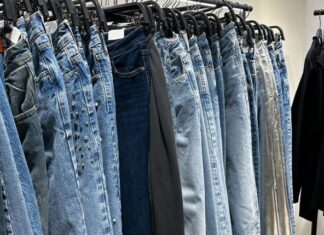 Savet čuvenog “kuma teksasa” za savršen odabir farmerki: Osnivač brendova “Diesel” i “Replay” isticao je da na ovo morate obratiti pažnju pre kupovine Savet čuvenog "kuma teksasa" za savršen odabir farmerki: Osnivač brendova "Diesel" i "Replay" isticao je da na ovo morate obratiti pažnju pre kupovine