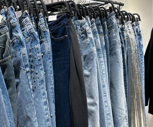 Savet čuvenog “kuma teksasa” za savršen odabir farmerki: Osnivač brendova “Diesel” i “Replay” isticao je da na ovo morate obratiti pažnju pre kupovine Savet čuvenog "kuma teksasa" za savršen odabir farmerki: Osnivač brendova "Diesel" i "Replay" isticao je da na ovo morate obratiti pažnju pre kupovine