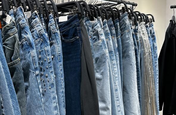 Savet čuvenog “kuma teksasa” za savršen odabir farmerki: Osnivač brendova “Diesel” i “Replay” isticao je da na ovo morate obratiti pažnju pre kupovine Savet čuvenog "kuma teksasa" za savršen odabir farmerki: Osnivač brendova "Diesel" i "Replay" isticao je da na ovo morate obratiti pažnju pre kupovine