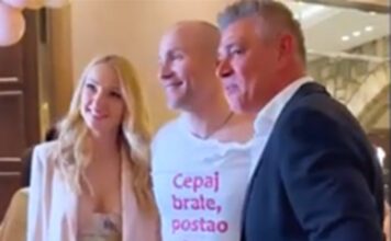 Savo Milošević sa 10 godina mlađom partnerkom na slavlju kod Ace Sofronijevića Savo Milošević sa 10 godina mlađom partnerkom na slavlju kod Ace Sofronijevića