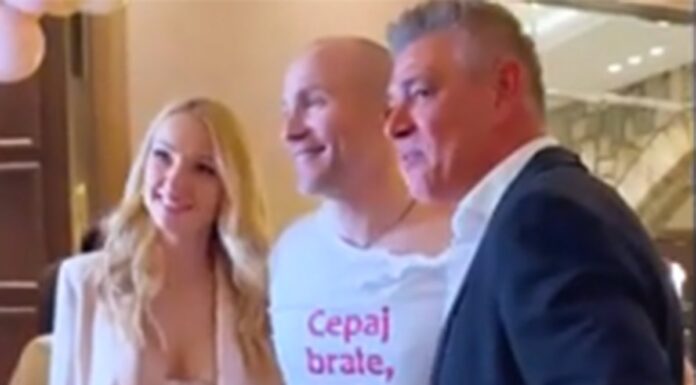 Savo Milošević sa 10 godina mlađom partnerkom na slavlju kod Ace Sofronijevića Savo Milošević sa 10 godina mlađom partnerkom na slavlju kod Ace Sofronijevića