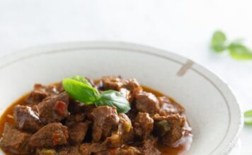 Starinski recept za pravi domaći gulaš: Idealan vikend ručak – Ovako su to radile naše bake, caka je u jednom sastojku Starinski recept za pravi domaći gulaš: Idealan vikend ručak - Ovako su to radile naše bake, caka je u jednom sastojku