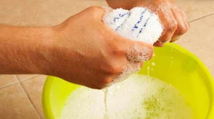 STAVITE KAP OVE TEČNOSTI U VODU I PREBRIŠITE KUĆU: 10dana nećete videti prašinu – TRIK KOJI SE KORISTI U MUZEJU STAVITE KAP OVE TEČNOSTI U VODU I PREBRIŠITE KUĆU: 10dana nećete videti prašinu – TRIK KOJI SE KORISTI U MUZEJU