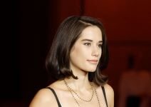 Svi je osuđuju zbog nepotizma, a istina je šokantna: Izgubila majku i brata, pa se potpuno promenila — Danas je nećete prepoznati Svi je osuđuju zbog nepotizma, a istina je šokantna: Izgubila majku i brata, pa se potpuno promenila — Danas je nećete prepoznati