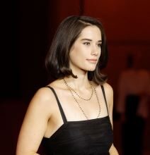 Svi je osuđuju zbog nepotizma, a istina je šokantna: Izgubila majku i brata, pa se potpuno promenila — Danas je nećete prepoznati Svi je osuđuju zbog nepotizma, a istina je šokantna: Izgubila majku i brata, pa se potpuno promenila — Danas je nećete prepoznati