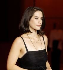 Svi je osuđuju zbog nepotizma, a istina je šokantna: Izgubila majku i brata, pa se potpuno promenila — Danas je nećete prepoznati Svi je osuđuju zbog nepotizma, a istina je šokantna: Izgubila majku i brata, pa se potpuno promenila — Danas je nećete prepoznati