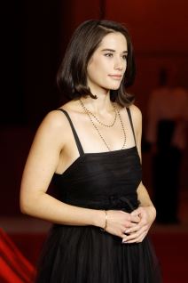 Svi je osuđuju zbog nepotizma, a istina je šokantna: Izgubila majku i brata, pa se potpuno promenila — Danas je nećete prepoznati Svi je osuđuju zbog nepotizma, a istina je šokantna: Izgubila majku i brata, pa se potpuno promenila — Danas je nećete prepoznati