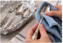 Trik s aluminijskom folijom od 5 minuta koji može učiniti da potamnjeli pribor za jelo ponovo zablista Trik s aluminijskom folijom od 5 minuta koji može učiniti da potamnjeli pribor za jelo ponovo zablista