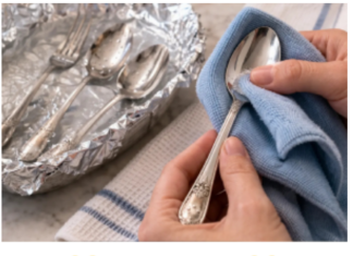 Trik s aluminijskom folijom od 5 minuta koji može učiniti da potamnjeli pribor za jelo ponovo zablista Trik s aluminijskom folijom od 5 minuta koji može učiniti da potamnjeli pribor za jelo ponovo zablista