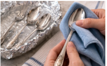 Trik s aluminijskom folijom od 5 minuta koji može učiniti da potamnjeli pribor za jelo ponovo zablista Trik s aluminijskom folijom od 5 minuta koji može učiniti da potamnjeli pribor za jelo ponovo zablista